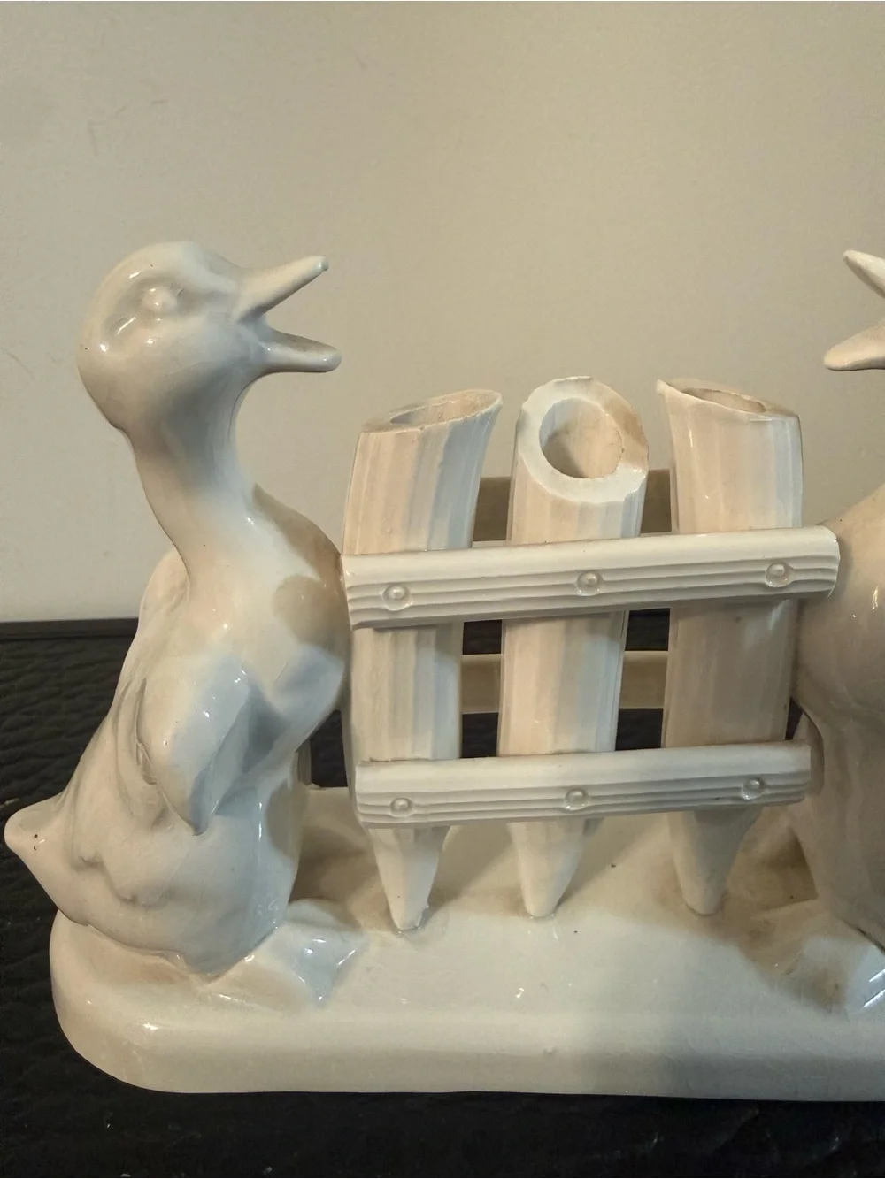 vintage ceramic toothbrush holder two ducks flanking a fence-like structure.